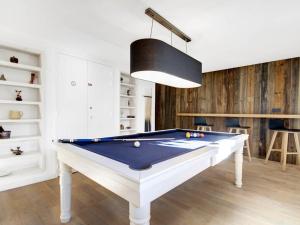 a pool table in a living room with a ceiling at Chalet Morzine, 9 pièces, 14 personnes - FR-1-627-9 in Morzine