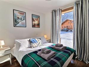 a bedroom with a bed with towels on it at Chalet Morzine, 6 pièces, 10 personnes - FR-1-627-24 in Morzine