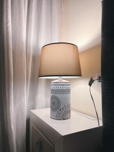 uma lâmpada em cima de uma mesa branca com uma cortina em Bungalow with 2 bedrooms, Playa la Tejita em El Médano