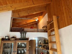 uma cozinha com tectos em madeira e uma escada em Vercorin - La Maya em Vercorin