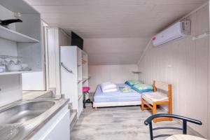 ein kleines Zimmer mit einem Bett in einem kleinen Zimmer in der Unterkunft Logements ouvriers à la campagne 