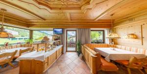 A television and/or entertainment centre at BIRKENHOF premium apart & suites