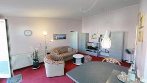 ein kleines Wohnzimmer mit einem Tisch und Stühlen in der Unterkunft Haus & Villa Concordia by Rujana in Binz