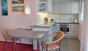 eine Küche mit einem Tisch und 2 Stühlen in der Unterkunft Haus & Villa Concordia by Rujana in Binz