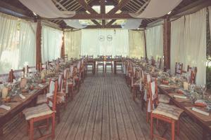 a large room with long wooden tables and chairs at Domaine Des Médards in Beaulieu-sur-Loire