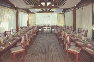 Reštaurácia alebo iné gastronomické zariadenie v ubytovaní Domaine Des Médards