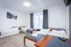 En eller flere senge i et værelse på Willa Górska Dolina Jacuzzi & Sauna + 101 billeder