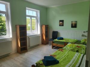 um quarto com duas camas e duas janelas em Urlaub im blauen Haus em Sehestedt