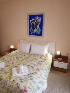 1 dormitorio con 1 cama con 2 toallas en Панорама Стойките Релакс, en Stoykite