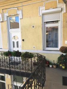 un balcon d'une maison avec des plantes en pot dans l'établissement Westend, à Budapest