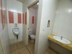 ein Badezimmer mit einem WC, einem Waschbecken und einem Urinal in der Unterkunft Nearthepark Backpack Hostel 3 in Chiang Mai