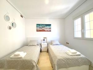 Voodi või voodid majutusasutuse LA CALETA - Cabo Roig - Apartamentos de Lujo toas +92 fotot