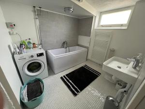 małą łazienkę z pralką i umywalką w obiekcie typical Swedish cosy holiday house in Målilla, Småland w mieście Målilla
