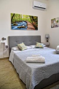 諾托碼頭的住宿－La Gardenia，一间卧室配有一张壁画床