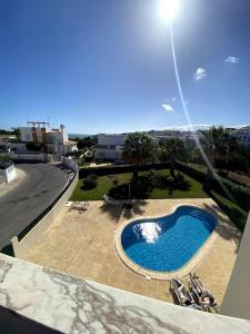 d'un balcon avec vue sur la piscine. dans l'établissement Apartamento Mimosas, à Albufeira
