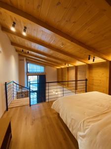 una camera con un grande letto e un balcone di Irene's Resort a Kato Loutraki