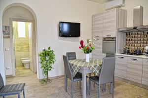 - une cuisine et une salle à manger avec une table et des chaises dans l'établissement La Gardenia, à Noto Marina
