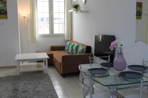 Bright, spacious and cozy studio apartment في دبي: غرفة معيشة مع أريكة وطاولة