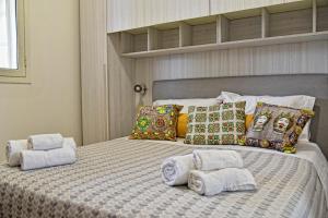 una camera da letto con un letto e asciugamani di La Gardenia a Noto Marina