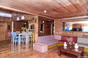 a living room with a couch and a table at Vibe Naftali Estate in Ramot Naftali
