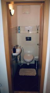 A bathroom at JASMINE APARTMENT - FREE PARKING - CITY CENTER - SKIBUS - TATRALANDIA 5km