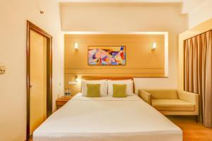 Postel nebo postele na pokoji v ubytování Lemon Tree Hotel, East Delhi Mall, Kaushambi