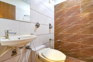 y baño con lavabo y aseo. en FabExpress Pearl Villa, en Ahmedabad
