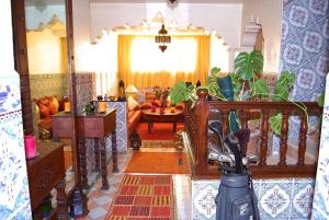 ein Wohnzimmer mit einem Sofa und einem Tisch in der Unterkunft Chez Peyo in Marrakesch