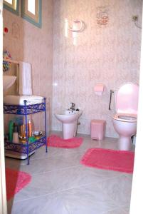 ein Bad mit einem WC und einem Waschbecken in der Unterkunft Chez Peyo in Marrakesch