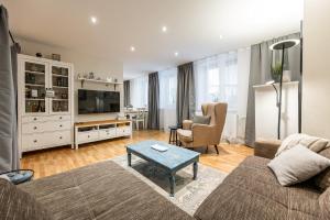 Televízia a/alebo spoločenská miestnosť v ubytovaní Old Town Apartment Podtatranskeho
