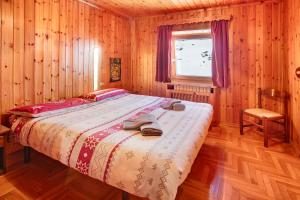 una camera con un letto in una cabina di legno di Appartamento Presot a Livigno