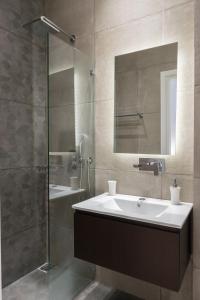 A bathroom at Voda Luxury Residence #401 - Acropolis View Rooftop Még 15 kép