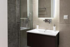A bathroom at Voda Luxury Residence #401 - Acropolis View Rooftop
