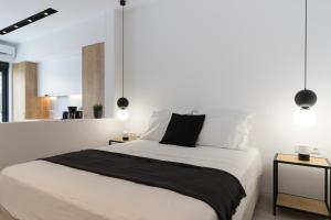 A bed or beds in a room at Voda Luxury Residence #401 - Acropolis View Rooftop