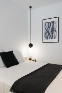 A bed or beds in a room at Voda Luxury Residence #401 - Acropolis View Rooftop