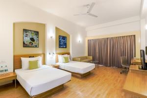 Postel nebo postele na pokoji v ubytování Lemon Tree Hotel, East Delhi Mall, Kaushambi