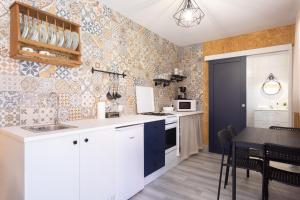 A kitchen or kitchenette at Las Latas del Almendro 1