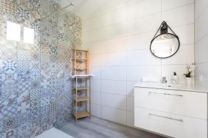 A bathroom at Las Latas del Almendro 1
