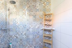 A bathroom at Las Latas del Almendro 1