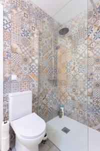 A bathroom at Las Latas del Almendro 1