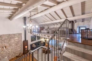 eine Treppe in einem Haus mit einer Steinmauer in der Unterkunft Casale Riviera in Calvagese della Riviera