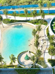 een luchtzicht op een zwembad in een resort bij 1BEDROOM Unit at Azure north With Netflix up to 6PAX in San Fernando
