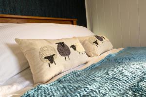 Een bed of bedden in een kamer bij Hollins Farm - Dog Friendly, Self Catering Holiday Lodges