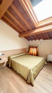 a bedroom with a large bed with a skylight at Possessioni Ferraresi in Melara