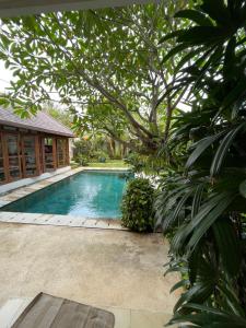 a swimming pool in the middle of a yard at Villa Gekyu in Jimbaran