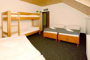 Pokój z 2 łóżkami piętrowymi w pokoju w obiekcie Horská Chata Sabinka w mieście Malá Morávka