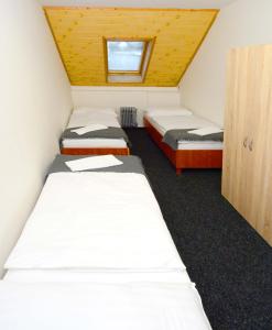 Tempat tidur dalam kamar di Horská Chata Sabinka