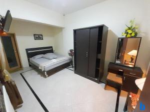 Un pat sau paturi într-o cameră la Marry Ind Gunung Kawi Guest House Malang