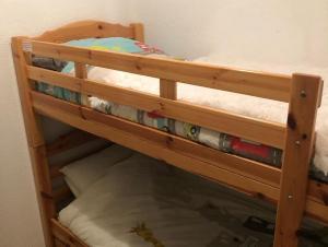 drewniane łóżko piętrowe z materacem i zabawkami w obiekcie Studio très agréable Morillon 1100 - 2/4 pers w mieście Morillon