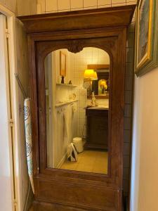 un bagno con un grande specchio in una stanza di Gîte Les Truffières a Trémolat